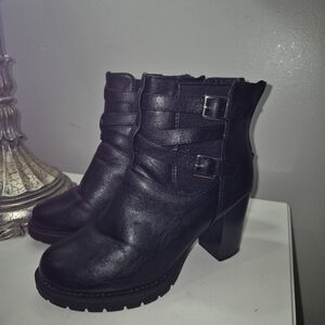 Black Heeled Shoes with Elegant Design